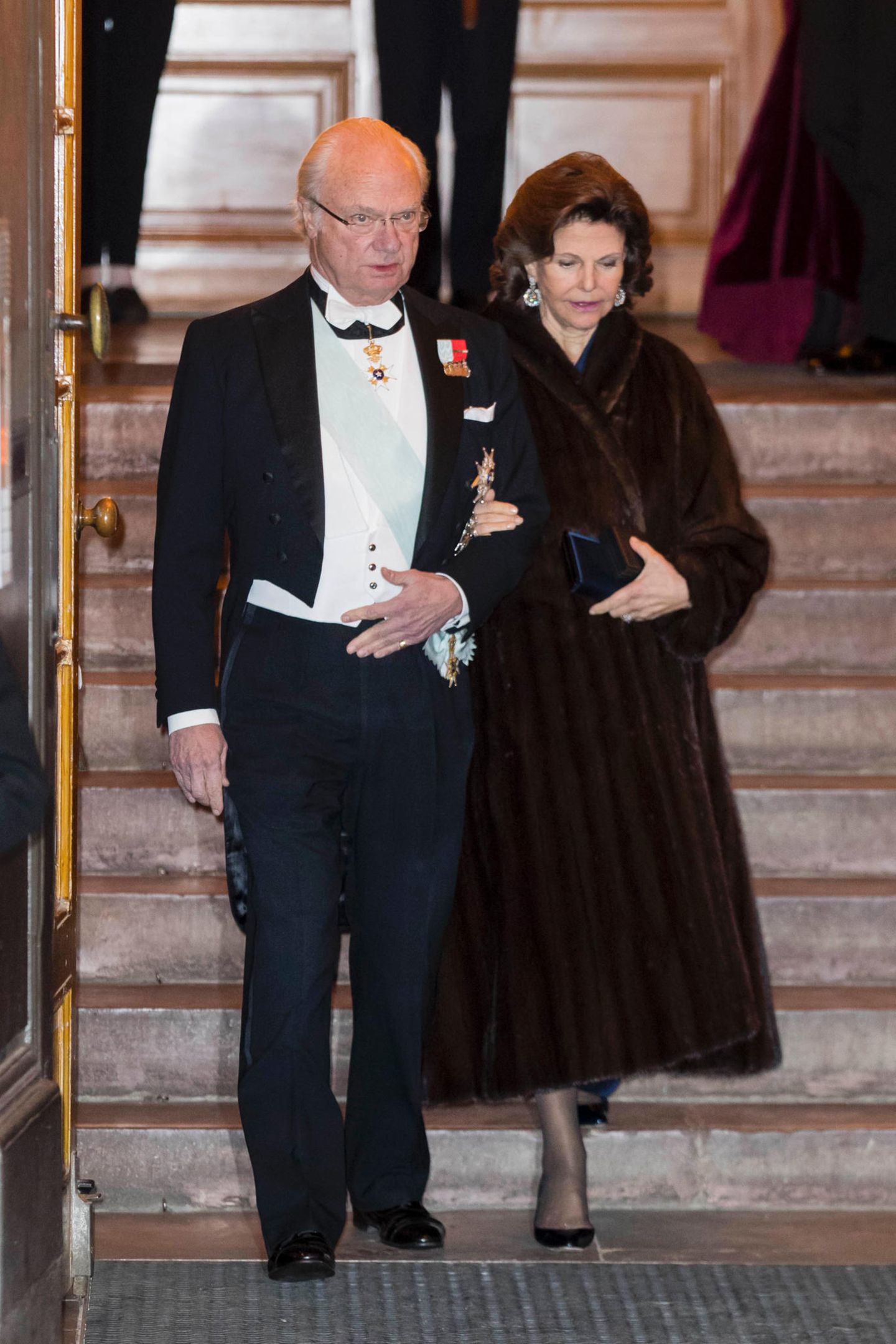 20. Dezember 2017  Das königliche Paar durfte bei der Veranstaltung natürlich nicht fehlen: Auf dem Schnappschuss sind König Carl Gustaf und Königin Silvia gerade beim Verlassen des Börshusets zu sehen. 