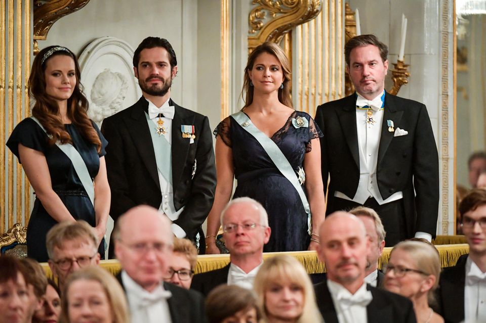 20. Dezember 2017   In der Schwedischen Akademie Börshuset wird gefeiert: Während einer Rede erheben sich Prinzessin Sofia, Prinz Carl Philip, die unübersehbar schwangere Prinzessin Madeleine und ihr Ehemann Chris O'Neill.