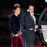 20. Dezember 2017   Prinz Daniel weißt den Weg ins Auto: Nach den Feierlichkeiten der Schwedischen Akademie geht es für ihn und Ehefrau Prinzessin Victoria gen Heimat.