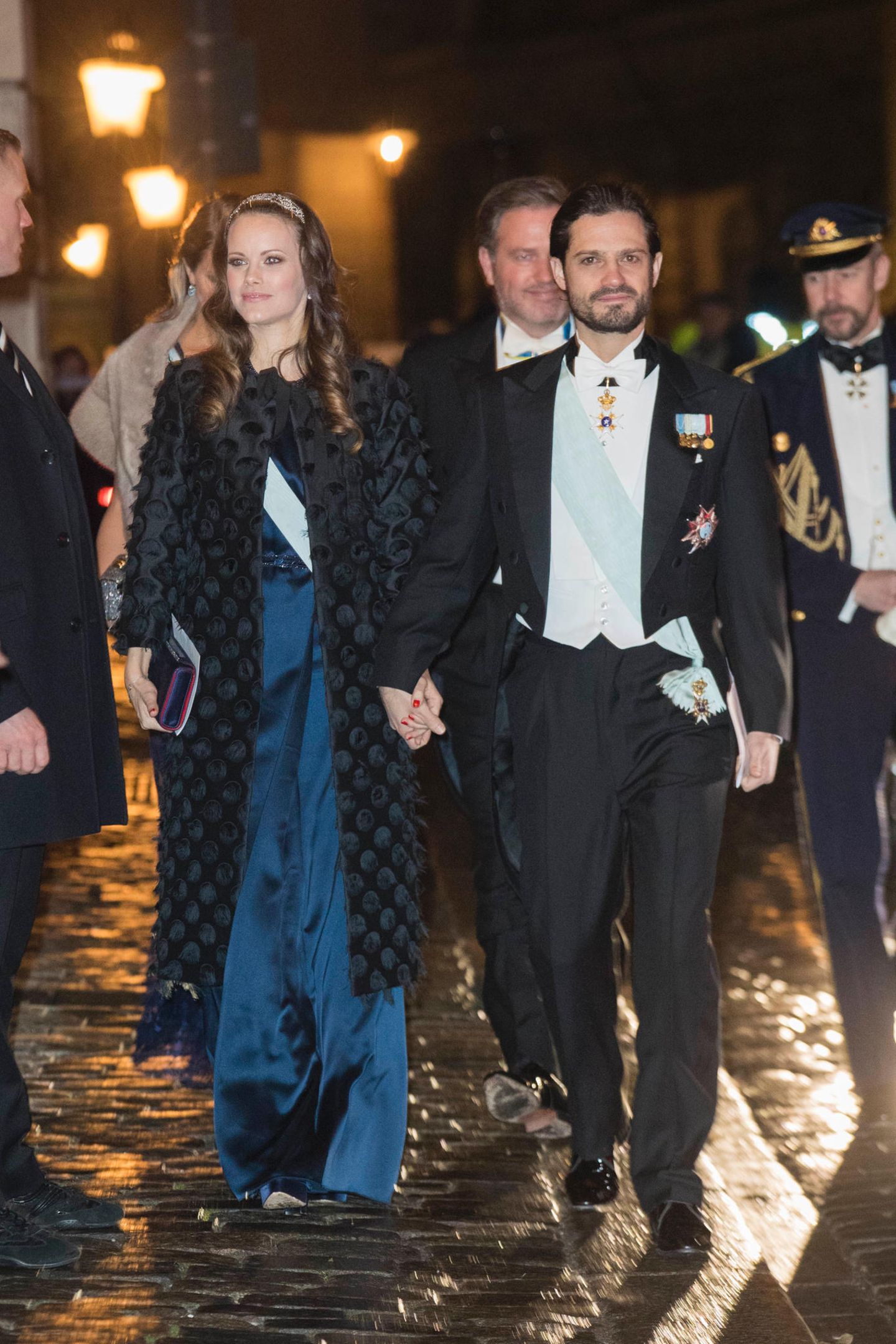 20. Dezember 2017   Händchen haltend verlassen Prinzessin Sofia und Prinz Carl Philip das Börshuset.