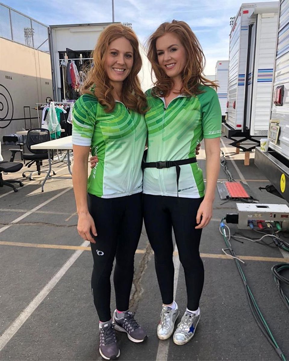 "Siamese Gingers", also rothaarige, siamesische Zwillinge, so stellt Isla Fisher ihr sportliches Stuntdouble am Set ihren Instagram-Followern vor. Die beiden sehen auch wirklich fast innig verwachsen aus.