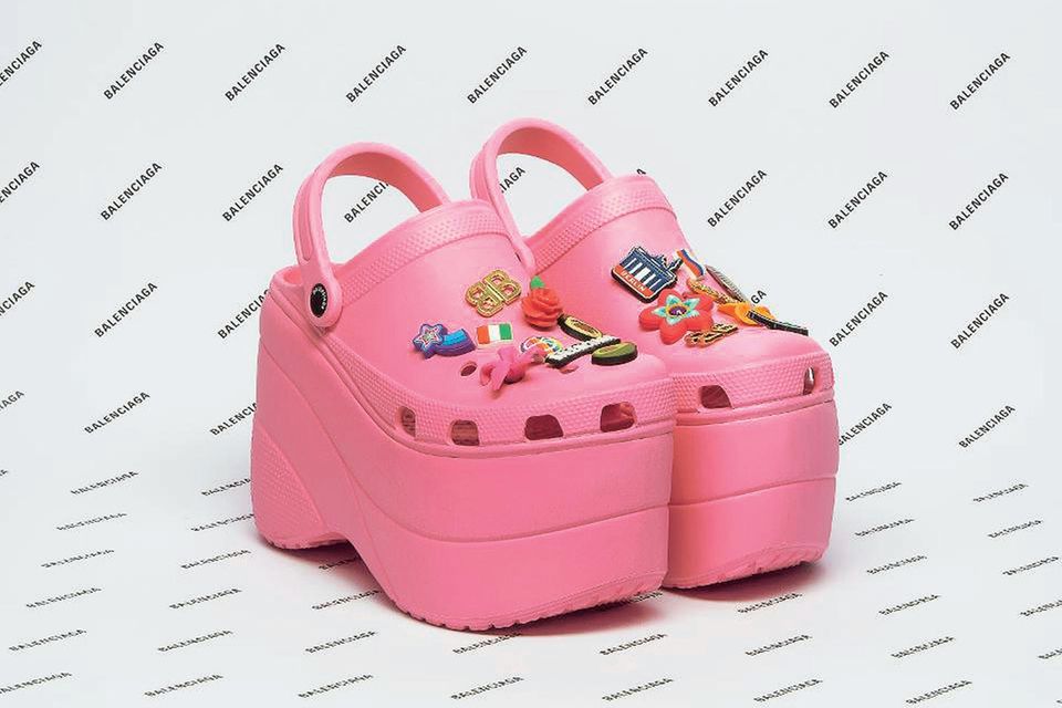 Fashion-Trend 2018: Sieht aus wie ein Retro-Bügeleisen mit Stickern, gilt aber bereits als Schuh des Jahres 2018: Das pinke Plateau-Modell stammt aus einer Koop von Balenciaga mit Crocs. Verkaufsstart ist vermutlich im Februar, Preis ca. 800 Euro. Die Wartelisten sind voll Sieht aus wie ein Retro-Bügeleisen mit Stickern, gilt aber bereits als Schuh des Jahres 2018: Das pinke Plateau-Modell stammt aus einer Koop von Balenciaga mit Crocs. Verkaufsstart ist vermutlich im Februar, Preis ca. 800 Euro. Die Wartelisten sind voll