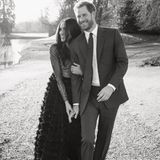 21. Dezember 2017   Das Verlobungs-Shooting ist ein voller Erfolg. Meghan Markle und Prinz Harry teilen ein weiteres vor Liebe strotzendes Foto.