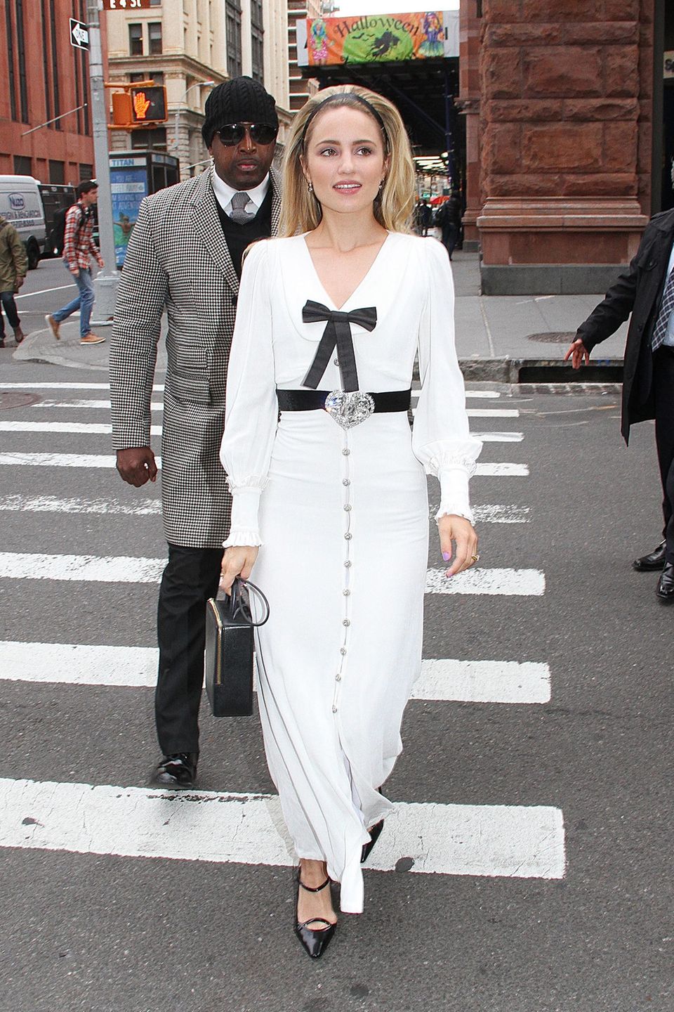 Glamour meets Streetstyle bei Dianna Agron und ihrem Schleifen-Dress von Alessandra Rich.