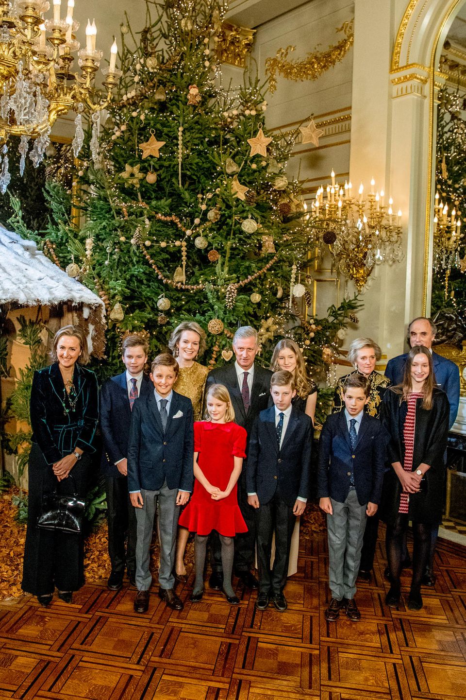 20. Dezember 2017 Belgiens Royals vor herrlich festlicher Dekoration: Prinz Aymeric, Prinz Nicolas, Prinzessin Claire, Prinzessin Laetita Maria, Prinz Lorenz, Prinzessin Astrid, Prinzessin Eléonore, Prinz Emmanuel, Prinz Gabriel, Prinzessin Elisabeth, König Philippe und Königin Mathilde beim jährlichen Weihnachtskonzert im königlichen Schloss in Brüssel. 20. Dezember 2017 Belgiens Royals vor herrlich festlicher Dekoration: Prinz Aymeric, Prinz Nicolas, Prinzessin Claire, Prinzessin Laetita Maria, Prinz Lorenz, Prinzessin Astrid, Prinzessin Eléonore, Prinz Emmanuel, Prinz Gabriel, Prinzessin Elisabeth, König Philippe und Königin Mathilde beim jährlichen Weihnachtskonzert im königlichen Schloss in Brüssel.