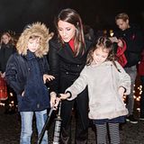 1. Dezember 2017  Prinzessin Marie hat ihre beiden Kinder mitgenommen zu einem Event im Rahmen des Aids-Tages. Gemeinsam zünden sie ein Licht an. Henrik und Athena sind ganz konzentriert bei der Sache.
