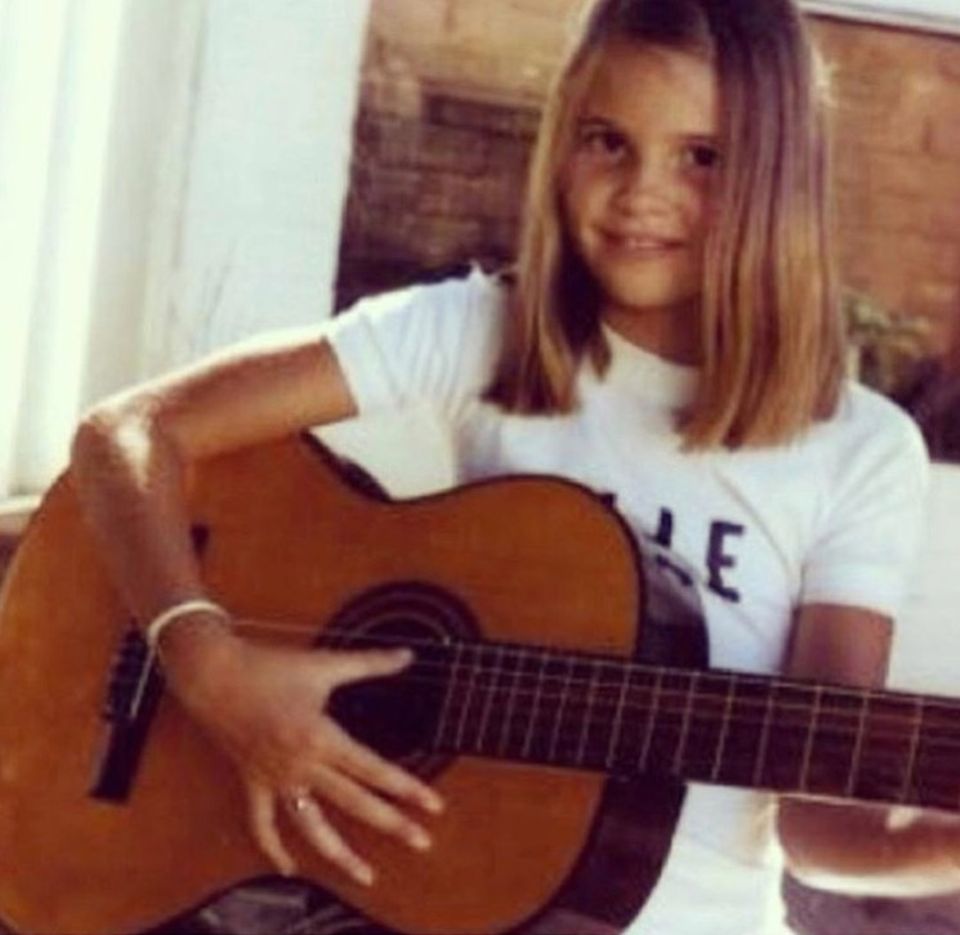 Elle Macpherson Das australische Fotomodell postet einen Flashback aus dem Jahr 1974. Damals hat sie wohl eher eine Musikkarriere angestrebt, statt ans Modeln zu denken. Elle Macpherson Das australische Fotomodell postet einen Flashback aus dem Jahr 1974. Damals hat sie wohl eher eine Musikkarriere angestrebt, statt ans Modeln zu denken.