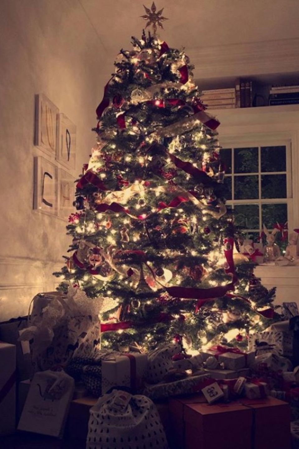 Supermodel Miranda Kerr ist total aus dem Häuschen: Ihr Weihnachtsbaum ist an wunderschöner Festlichkeit nicht zu überbieten.
