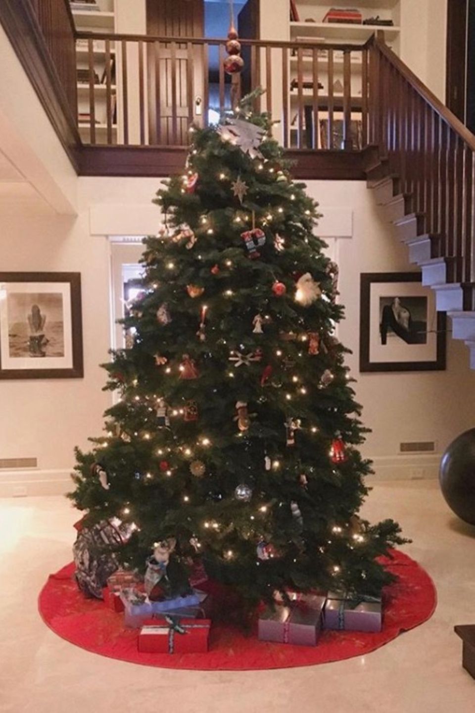 Cindy Crawford drückt es genau richtig aus: "Es fängt an, nach Weihnachten auszusehen!" Ihr Weihnachtsbaum kann sich wirklich sehen lassen. Cindy Crawford drückt es genau richtig aus: "Es fängt an, nach Weihnachten auszusehen!" Ihr Weihnachtsbaum kann sich wirklich sehen lassen.