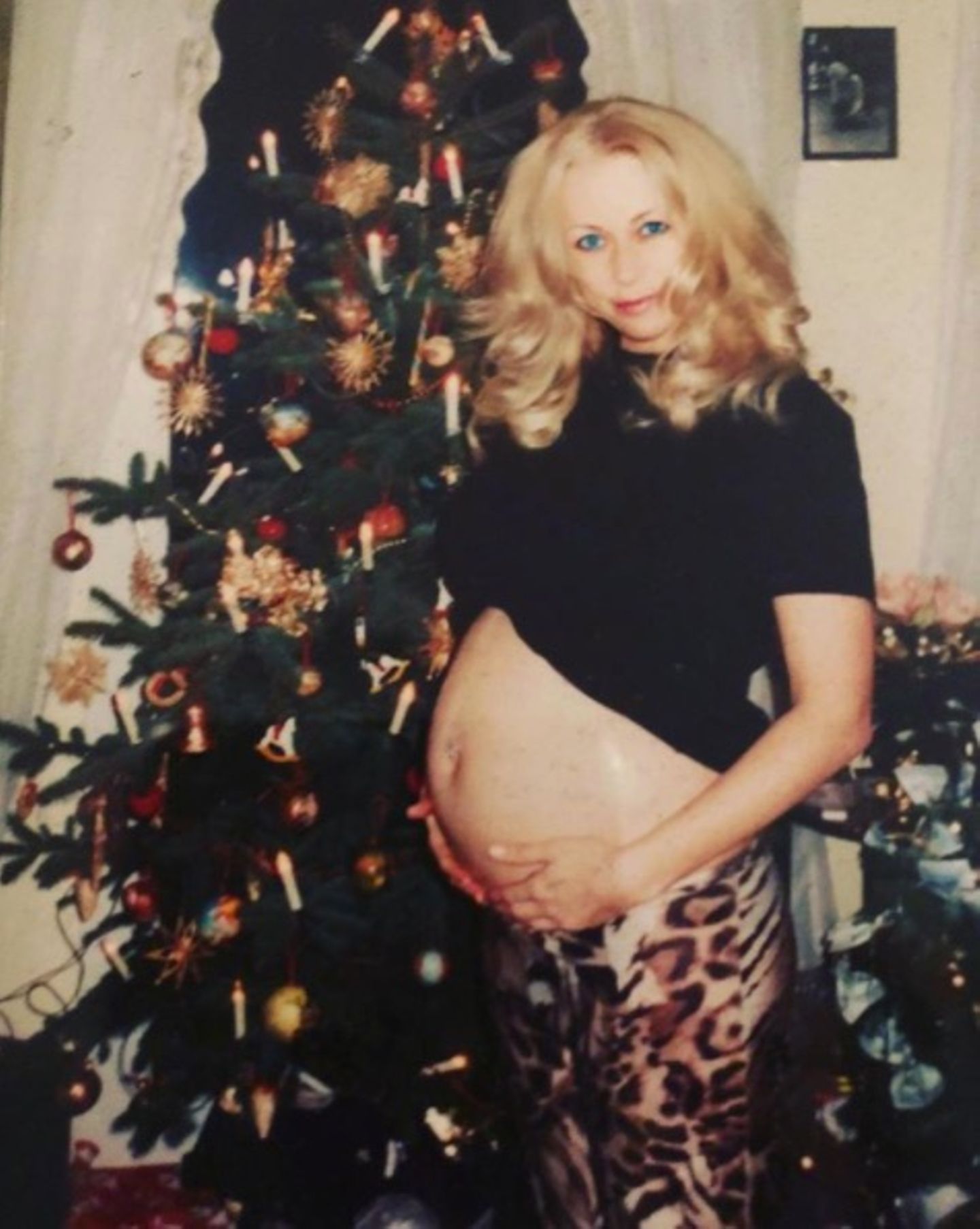 Weihnachten 2000  Jenny Elvers ist mit Sohnemann Paul schwanger und zeigt stolz ihren Babybauch. Ihr Umstands-Look ist möglichst natürlich - Wellen inklusive.