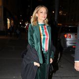 Samtanzüge wie der waldgrüne von Sofia Richie sind immer ein festlicher Hingucker.