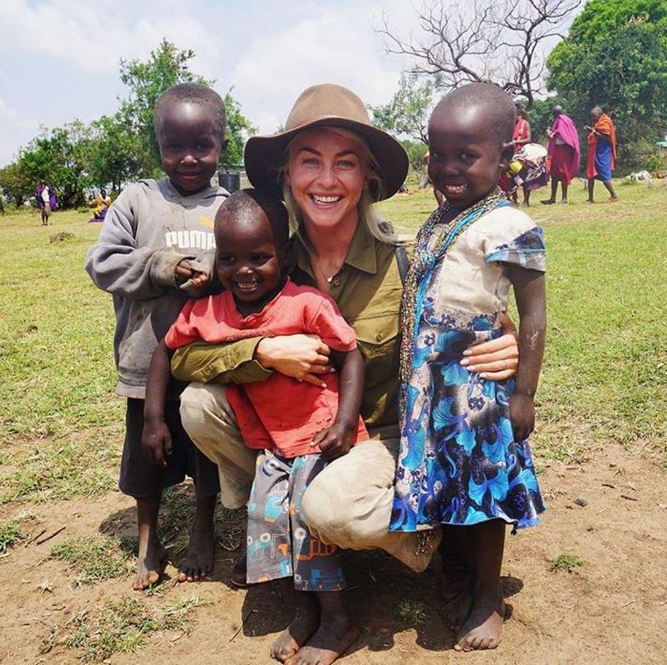 Julianne Hough engagiert sich gemeinsam mit der Organisation "Charity: Water" für sauberes Trinkwasser in Afrika und macht sich vor Ort ein Bild der Lage. 