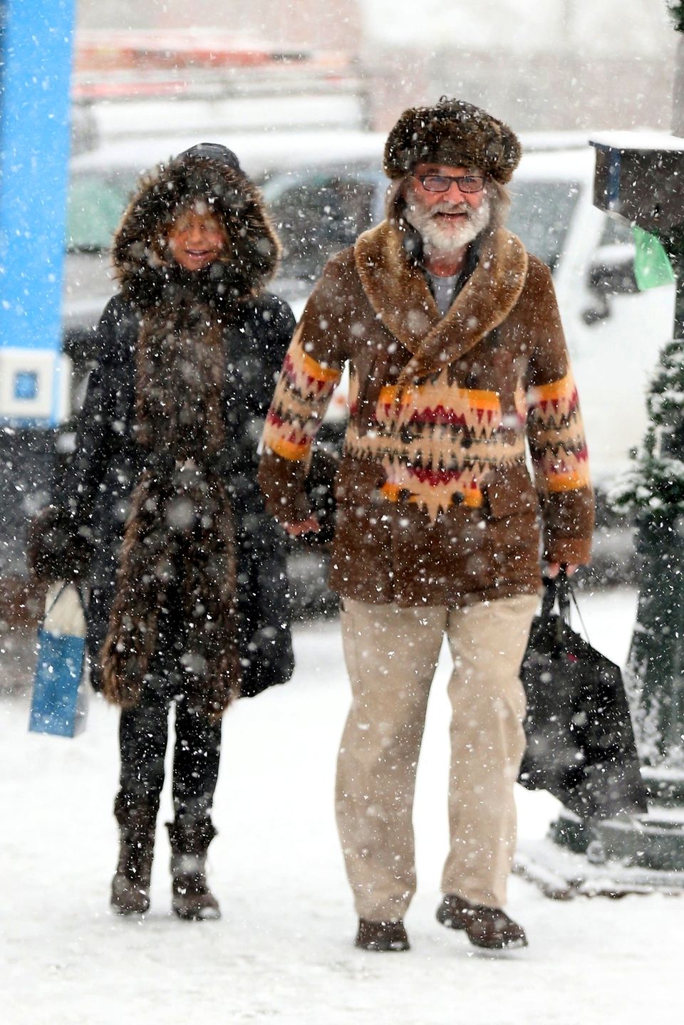 Goldie Hawn und Kurt Russell kämpfen sich in Aspen Hand in Hand durchs Schneegestöber, um noch die letzten Weihnachtseinkäufe zu erledigen. Goldie Hawn und Kurt Russell kämpfen sich in Aspen Hand in Hand durchs Schneegestöber, um noch die letzten Weihnachtseinkäufe zu erledigen.