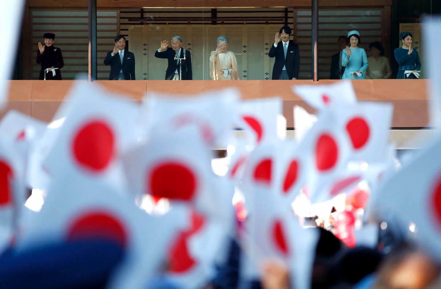 23. Dezember 2017  Kaiser Akihito feiert heute seinen 84. Geburtstag. Dabei präsentiert er sich wie in jedem Jahr mit seiner Familie bei der öffentlichen Zeremonie im Kaiserpalast in Tokio. 