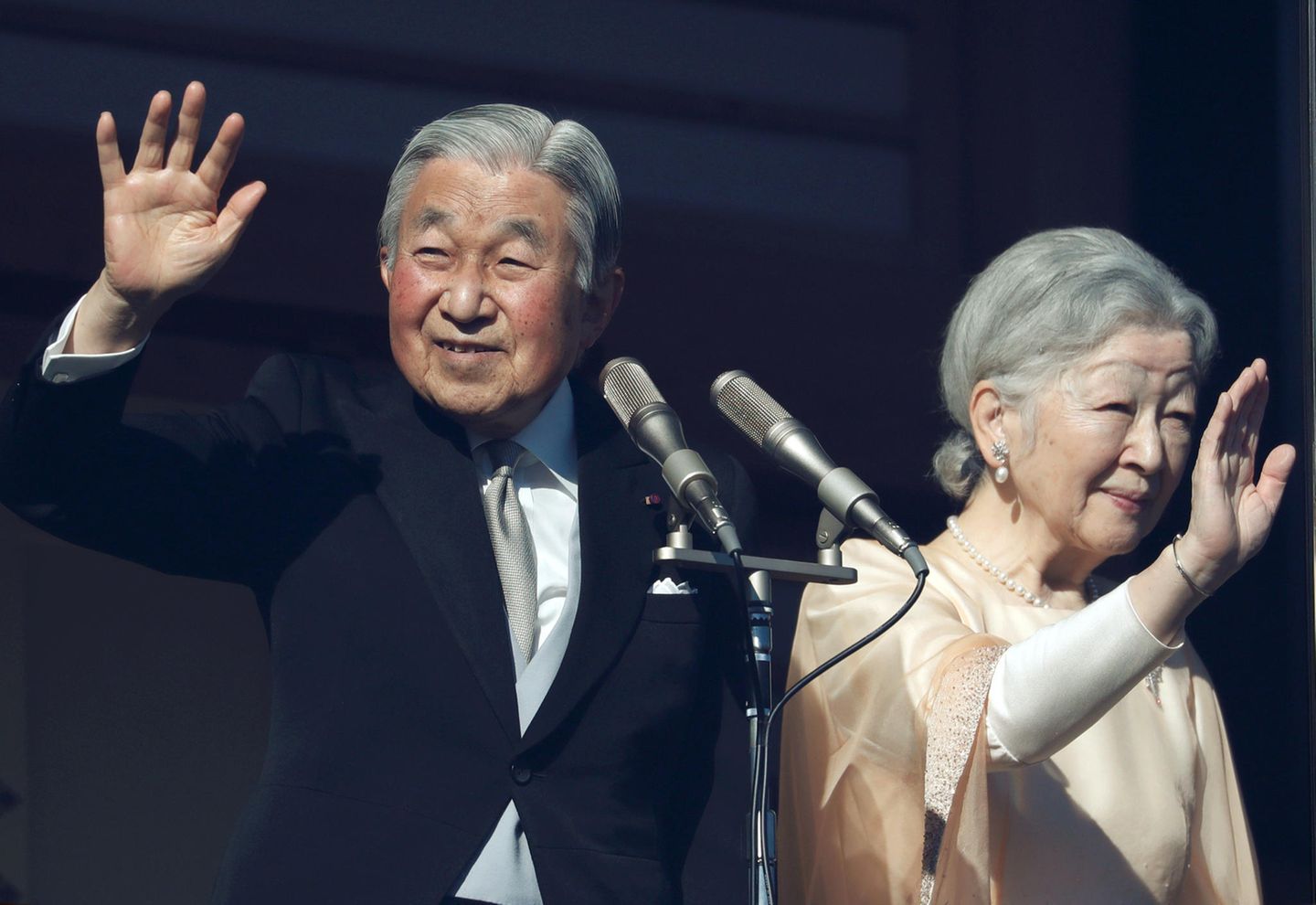 23. Dezember 2017  Kaiser Akihito lässt sich vom Volk feiern. Am 30. April 2019 macht er den Thron für seinen ältesten Sohn frei. Eine Abdankung hat es in Japan seit mehr als 200 Jahren nicht mehr gegeben. 