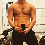 Oh là là: Das harte Training von Luke Evans hat sich offenbar ausgezahlt. Bei Instagram postet der Schauspieler ein sexy Selfie aus dem Fitnessstudio. 
