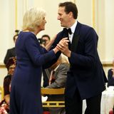 Hier wird das Tanzbein geschwungen: Bei einer Teeparty im Londoner Buckingham Palace legt Herzogin Camilla eine Flotte Sohle aufs Parkett . Zu der Party hat Camilla in ihrer Eigenschaft als Präsidentin der National Osteoporosis Society geladen.