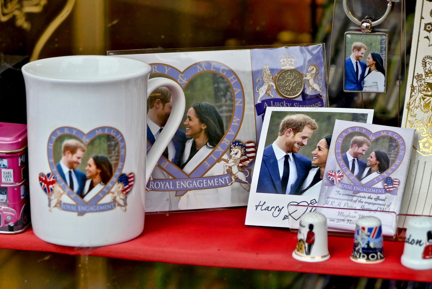 23. Dezember 2017  Die Verlobung von Prinz Harry und Meghan Markle sorgte weltweit für Aufsehen. Jetzt sind in England natürlich auch überall schon Souvenirs mit dem Paar zu kaufen. 