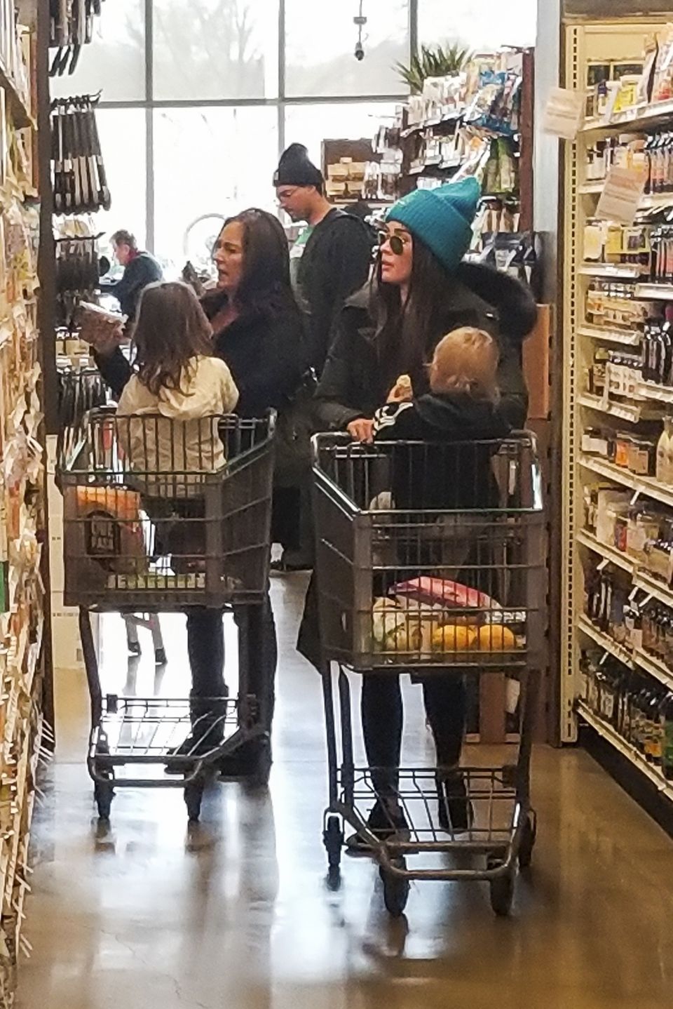 Megan Fox stürzt sich in Los Angeles ins Getümmel, um die letzten Einkäufe für die Feiertage zu erledigen. Söhnchen Journey River sitzt dabei ganz geduldig im Einkaufswagen. Megan Fox stürzt sich in Los Angeles ins Getümmel, um die letzten Einkäufe für die Feiertage zu erledigen. Söhnchen Journey River sitzt dabei ganz geduldig im Einkaufswagen.