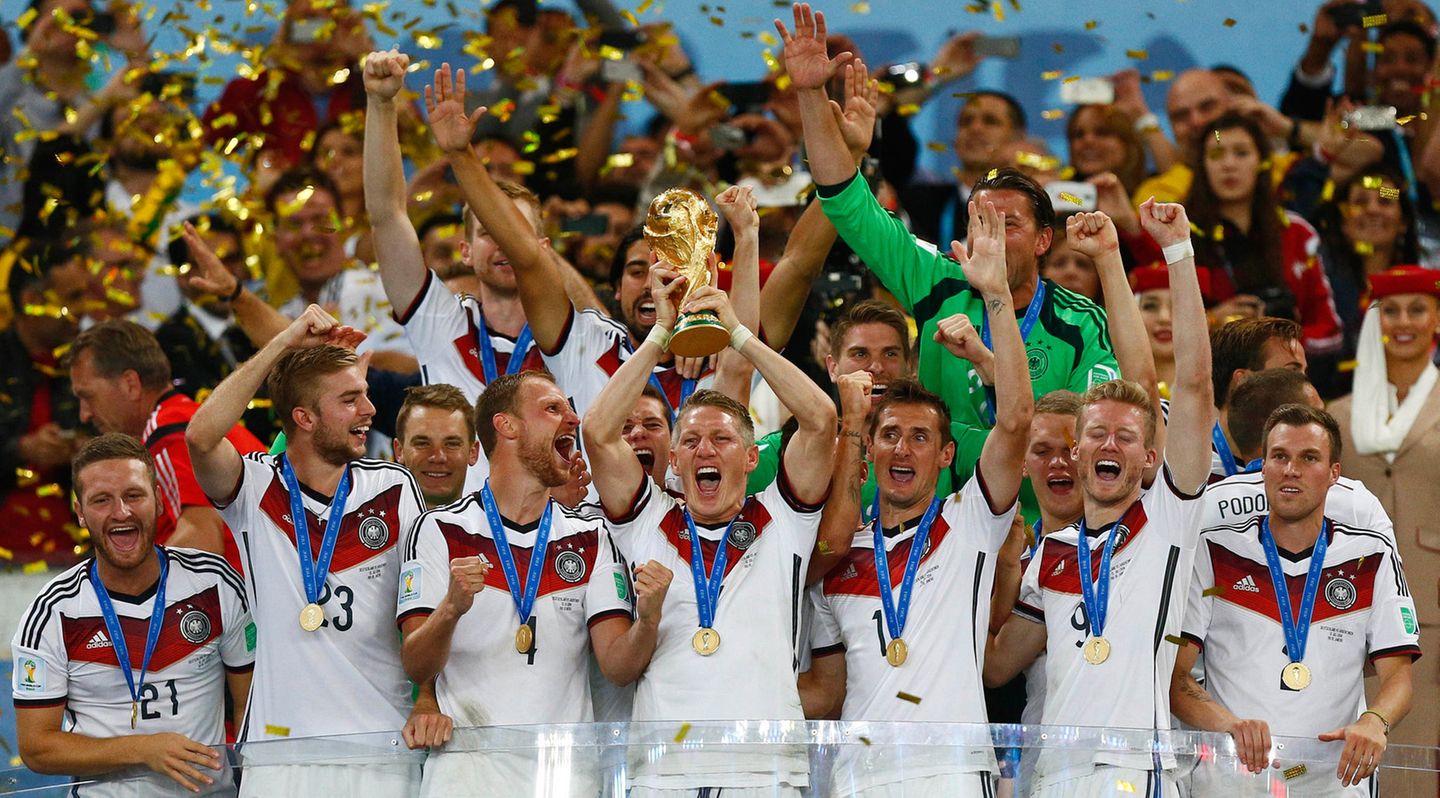 Bei der Fußball-WM 2014 konnte Deutschland jubeln. Mit 1:0 ging die Mannschaft von Jogi Löw gegen Argentinien als Sieger vom Platz. Wir drücken die Daumen, dass sich das bei der WM 2018 in Russland wiederholt. Das erste Spiel der Deutschen ist am 17. Juni 2018. 