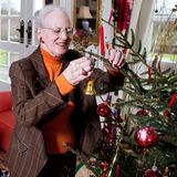 24. Dezember 2017  Königin Margrethe schmückt liebevoll den Weihnachtsbaum auf Schloss Marselisborg. 