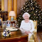 24. Dezember 2017  Wie in jedem Jahr wird die zuvor im Buckingham Palace aufgezeichnete  Weihnachtsansprache von Queen Elizabeth ausgestrahlt. Ein schönes Detail sind auch die Familienfotos auf dem Schreibtisch der Königin. 