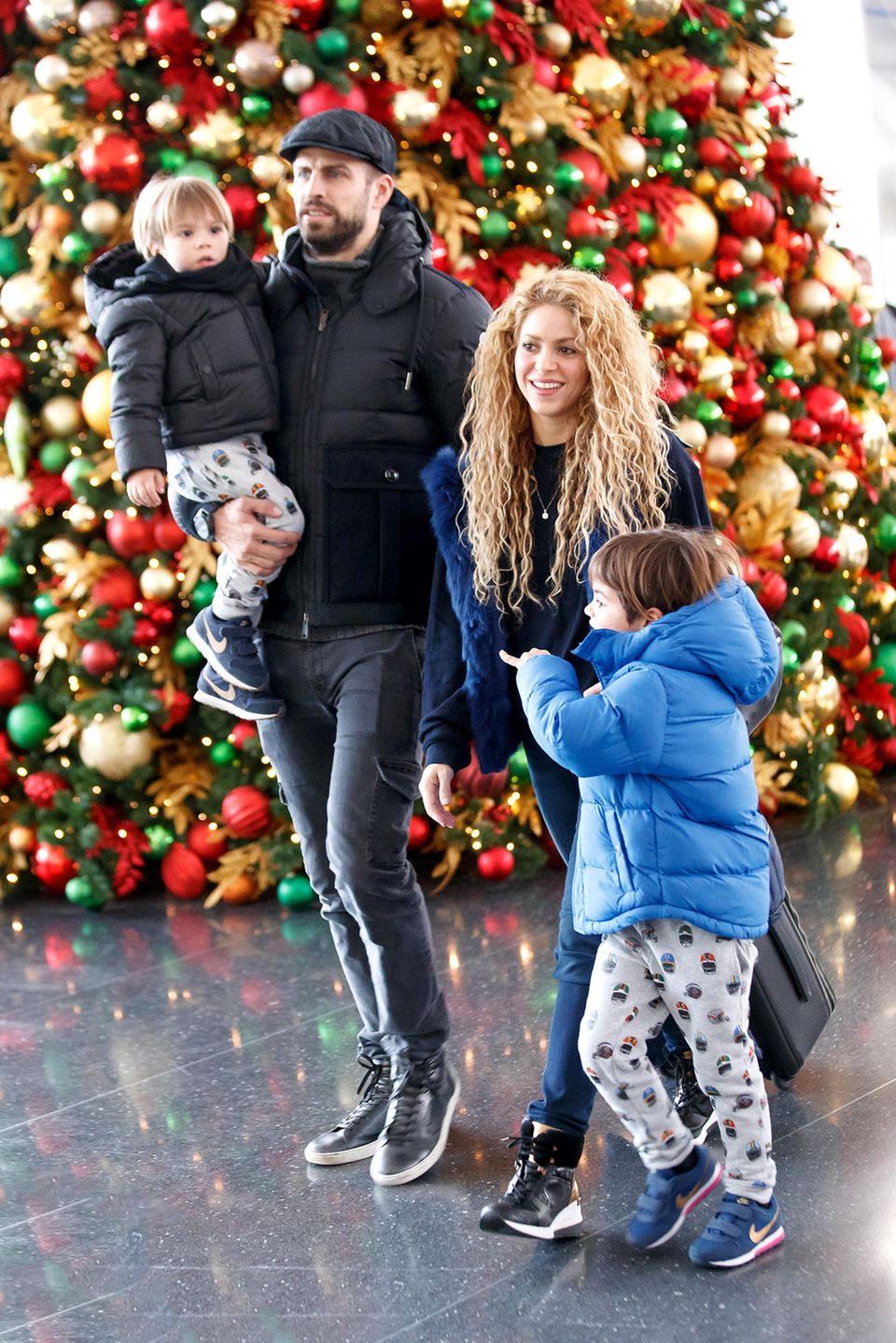 24. Dezember 2017  Lange war es still um Gerard Piqué und Shakira. Sogar von Trennung war die Rede. Diese Gerüchte hatten jedoch zum Glück kein Bestand. Jetzt zeigt sich das Paar an Weihnachten glücklich mit den Söhnen Sasha und Milan am Flughafen in New York. 