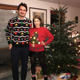 In witzigen Weihnachtspullovern feiern Cathy und Mats Hummels ein letztes Mal zu zweit Weihnachten. Denn es lässt sich unschwer erkennen, dass Cathy hochschwanger ist. Doch die Spielerfrau weiß ihren Babybauch stets stilsicher zu verpacken ... 