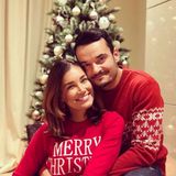 Jana Ina und Giovanni Zarrella präsentieren sich im Partnerlook vor dem Weihnachtsbaum. 