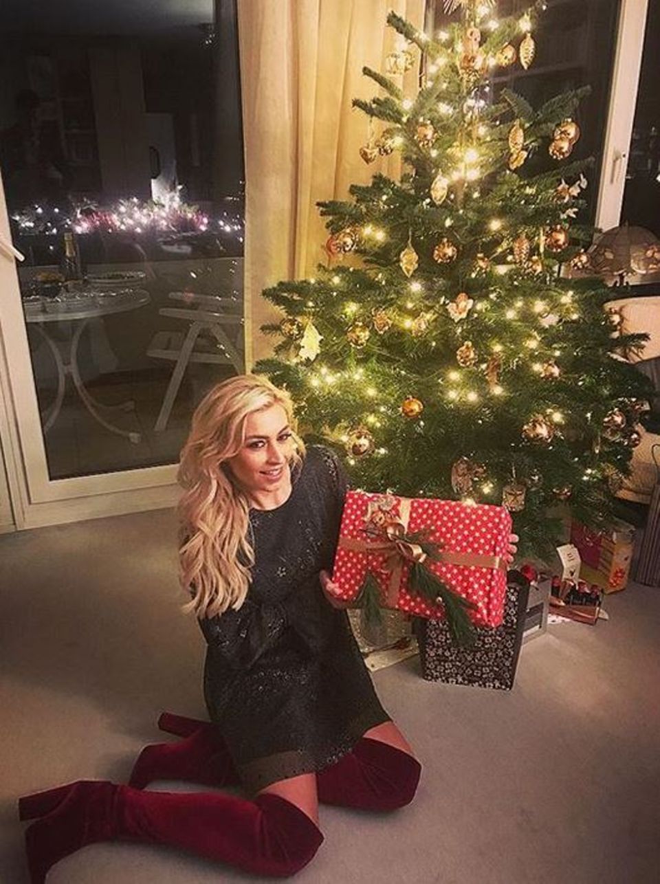Vorfreude ist die schönste Freude: Auch bei Verena Kerth, die sich gespannt an die schön verpackten Geschenke macht. Vorfreude ist die schönste Freude: Auch bei Verena Kerth, die sich gespannt an die schön verpackten Geschenke macht.