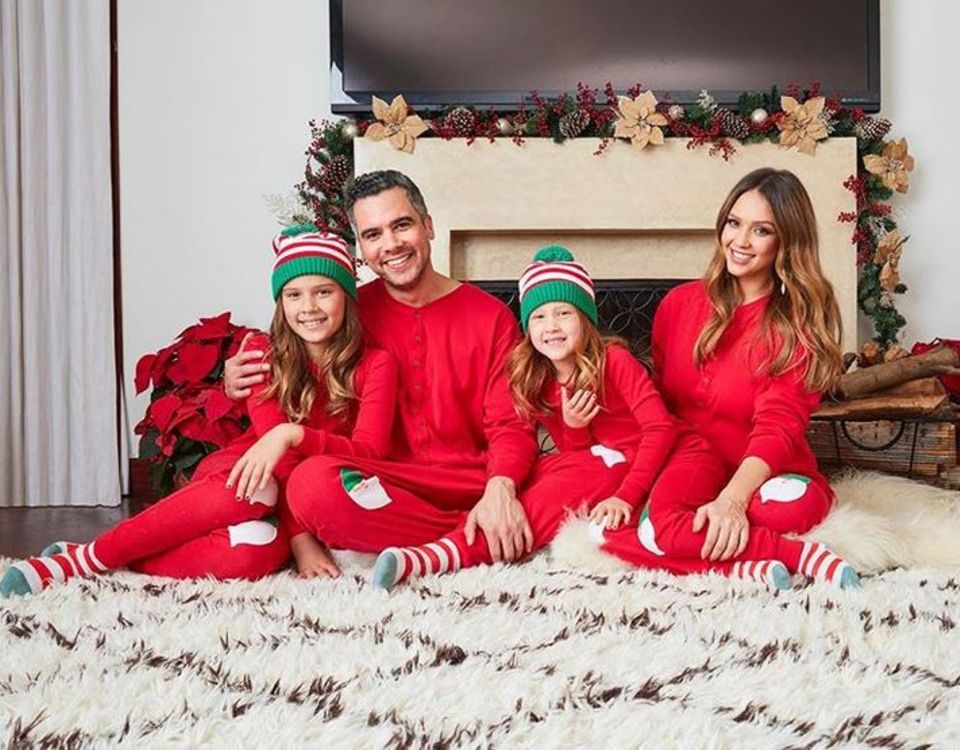 Bei dem Anblick von Familie Alba in gemütlichen Weihnachts-Schlafanzügen, wollen wir uns auch gleich wieder einkuscheln. Bei dem Anblick von Familie Alba in gemütlichen Weihnachts-Schlafanzügen, wollen wir uns auch gleich wieder einkuscheln.