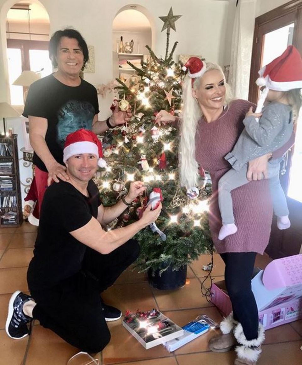 Lucas Cordalis, Daniela Katzenberger und Sophia helfen Opa Costa Cordalis beim schmücken des Weihnachtsbaums. Lucas Cordalis, Daniela Katzenberger und Sophia helfen Opa Costa Cordalis beim schmücken des Weihnachtsbaums.