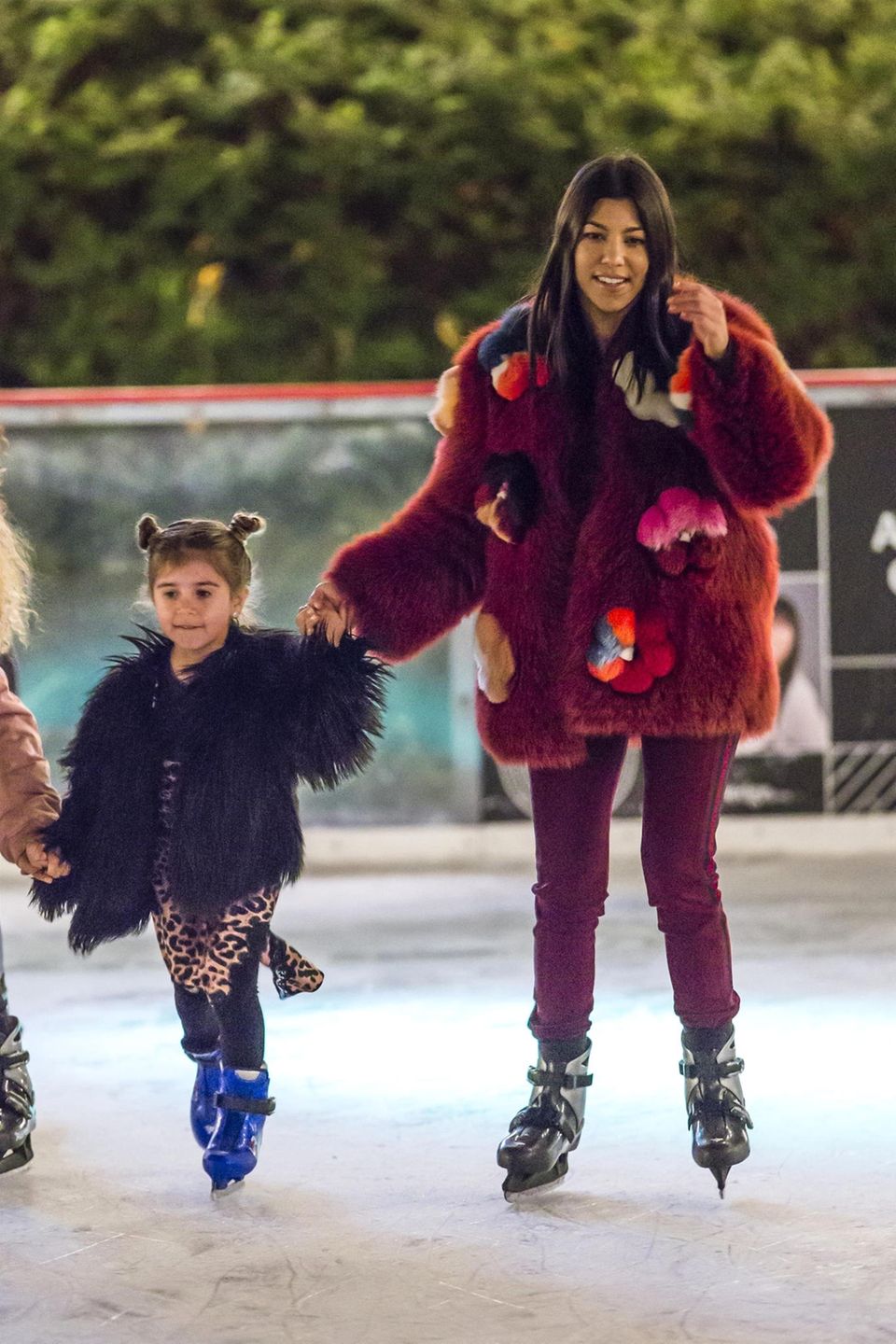 ... Auch Kourtney Kardashian und Tochter Penelope haben dabei jede Menge Spaß. ... Auch Kourtney Kardashian und Tochter Penelope haben dabei jede Menge Spaß.