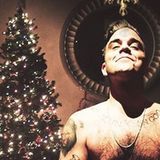 25. Dezember 2017  Was für eine schöne Bescherung: Robbie Williams posiert nackt vor dem Tannenbaum und wünscht Frohe Weihnachten. 