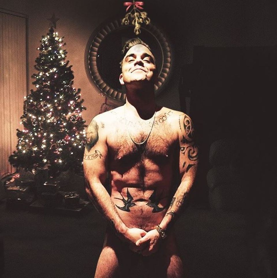 25. Dezember 2017 Was für eine schöne Bescherung: Robbie Williams posiert nackt vor dem Tannenbaum und wünscht Frohe Weihnachten. 