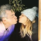 8. Dezember 2017  Robbie Williams und Ayda Field küssen sich unter dem Mistelzweig. 