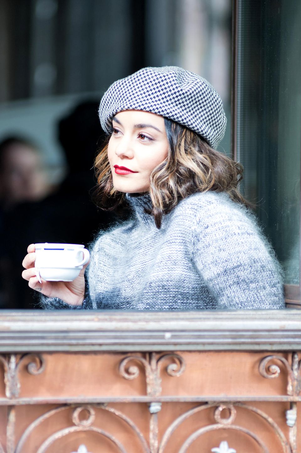 Teatime: Bei Dreharbeiten genießt Schauspielerin Vanessa Hudgens eine schöne Tasse Tee. Teatime: Bei Dreharbeiten genießt Schauspielerin Vanessa Hudgens eine schöne Tasse Tee.