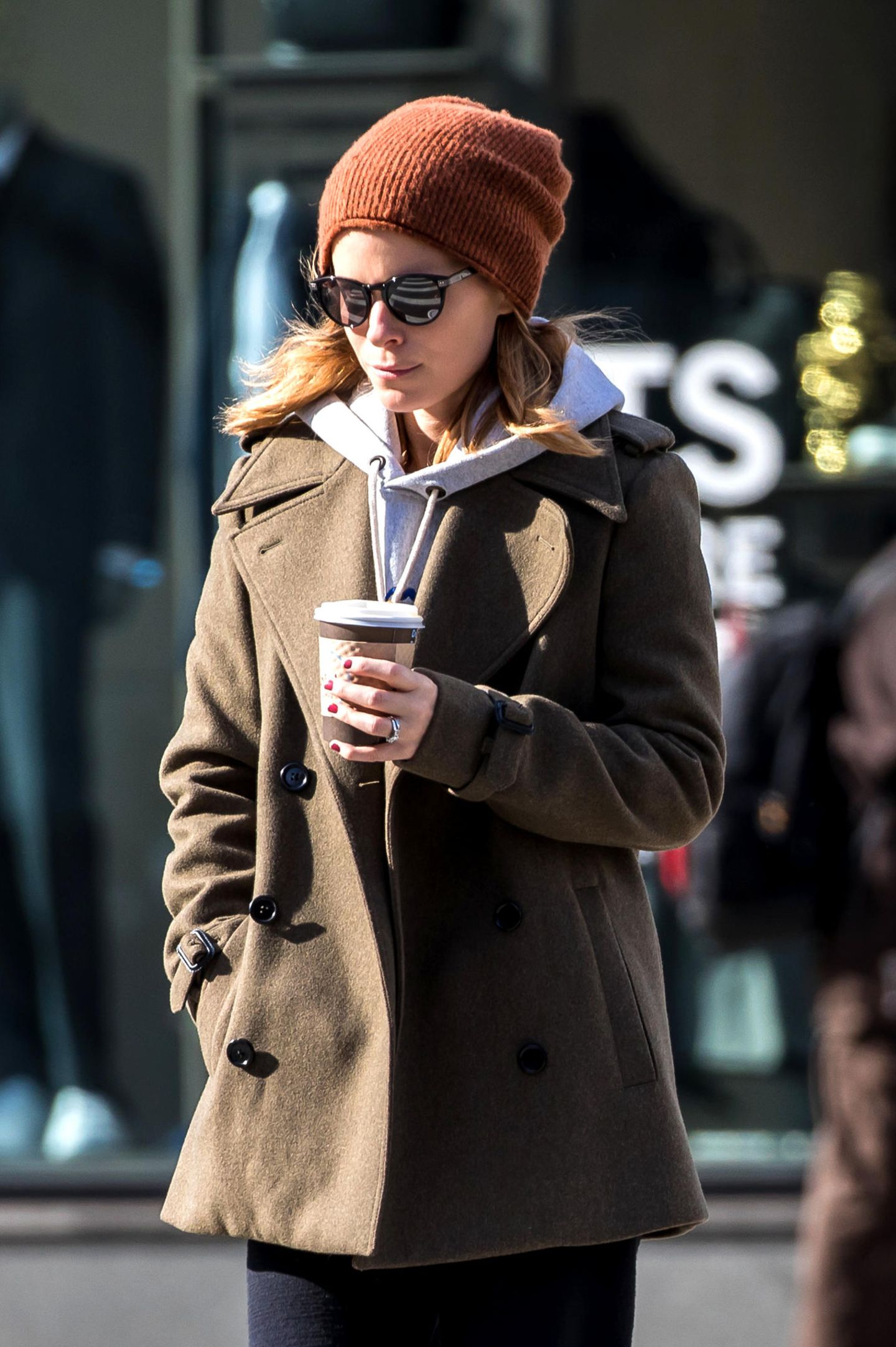 Warm eingepackt spaziert Kate Mara mit einem Heißgetränk durch New York. 