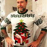 Will uns Dean McDermott mit diesem Pullover etwa sagen, dass ihm Weihnachten am A.... vorbeigeht?