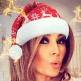 Für diesen Weihnachtsgruß erntet First Lady Melania Trump eine Menge Kritik. Das Selfie ist deutlich bearbeitet mit diverse Filtern und für eine Dame in ihrer Position wäre dies nicht angemessen sich so zu präsentieren, finden ihre Follower. 