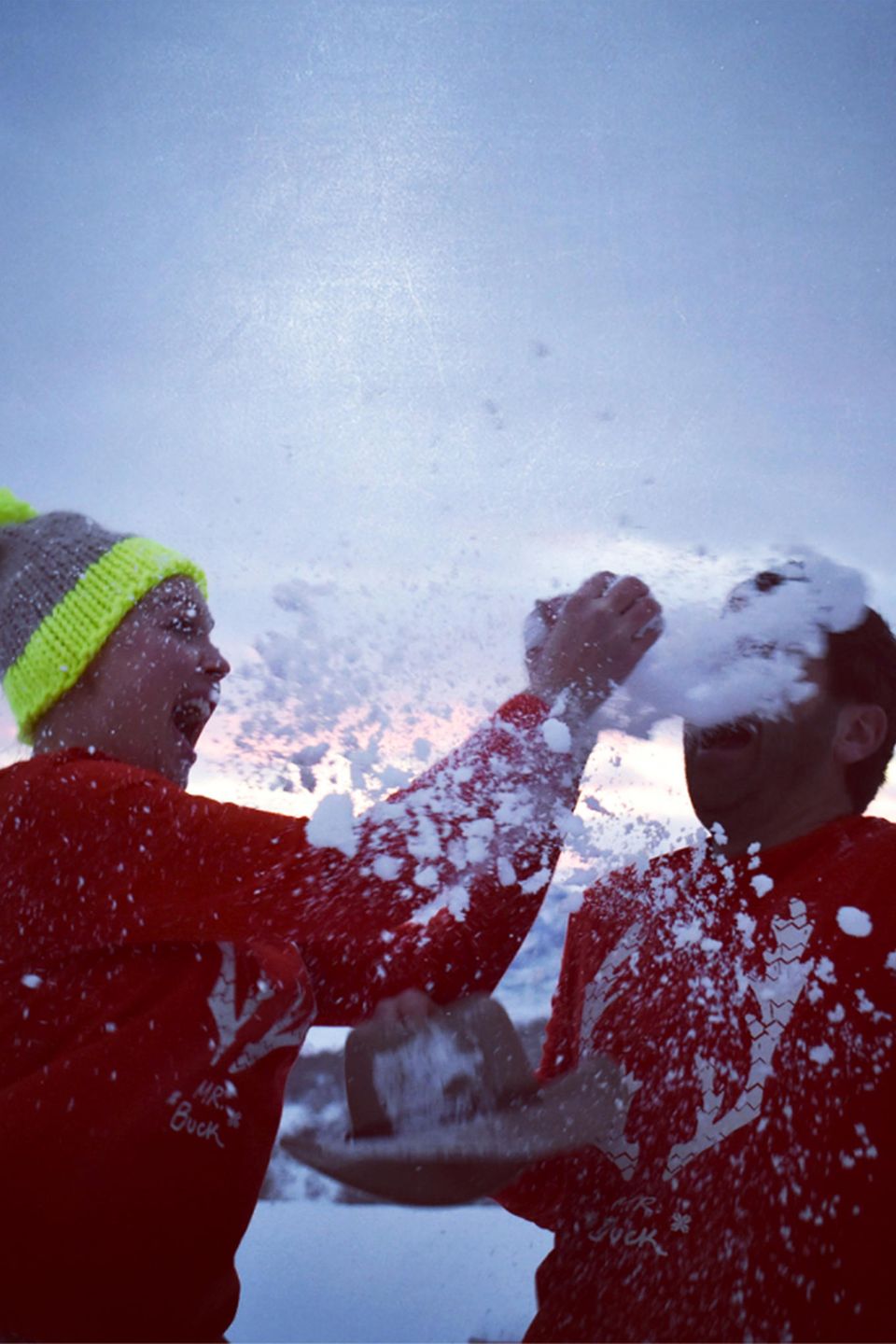 Katherine Heigl und ihr Mann Josh Kelley liefern sich im verschneiten Weihnachtsurlaub erst mal eine ordentliche Schneeballschlacht mit Einreibung.
