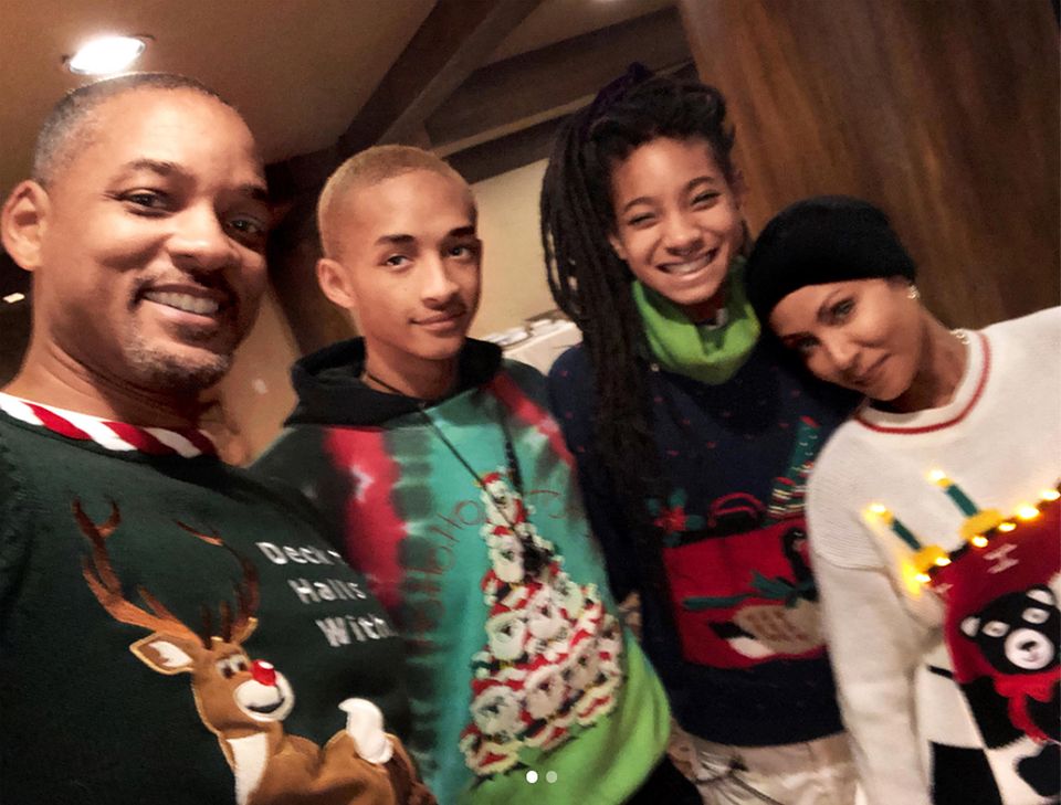 Will Smith und seine Familie mit Jaden Willow und Jada wollen nur schnell die Festtagsfotos fertig schießen, bevor die Weihnachtspullover anfangen zu kratzen. Will Smith und seine Familie mit Jaden Willow und Jada wollen nur schnell die Festtagsfotos fertig schießen, bevor die Weihnachtspullover anfangen zu kratzen.