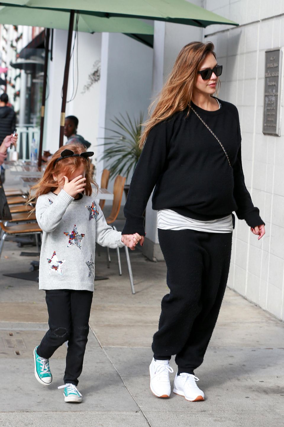 Sportlich in Schwarz-Weiß ist die hochschwangere Jessica Alba mit Töchterchen Haven zum Mittagessen unterwegs.