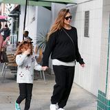 Sportlich in Schwarz-Weiß ist die hochschwangere Jessica Alba mit Töchterchen Haven zum Mittagessen unterwegs.