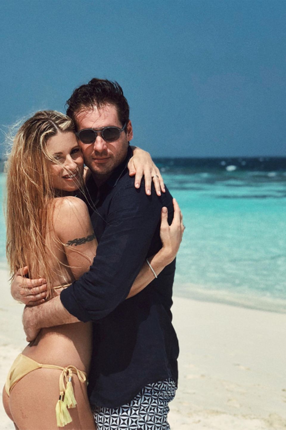Michelle und Tomaso sieht man jedenfalls an, dass sie ineinander die große Liebe sehen. Wir wünschen ihnen, dass das auch immer so bleibt und natürlich einen wunderbaren Start ins neue Jahr. Michelle und Tomaso sieht man jedenfalls an, dass sie ineinander die große Liebe sehen. Wir wünschen ihnen, dass das auch immer so bleibt und natürlich einen wunderbaren Start ins neue Jahr.