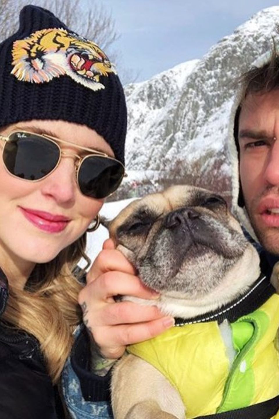 "Familieporträt", postet Chiara Ferragni scherzend. Vor winterlicher Kulisse zeigt sich die schwangere Modebloggerin mit ihrem Verlobten Fedez und ihrem drolligen Mops.