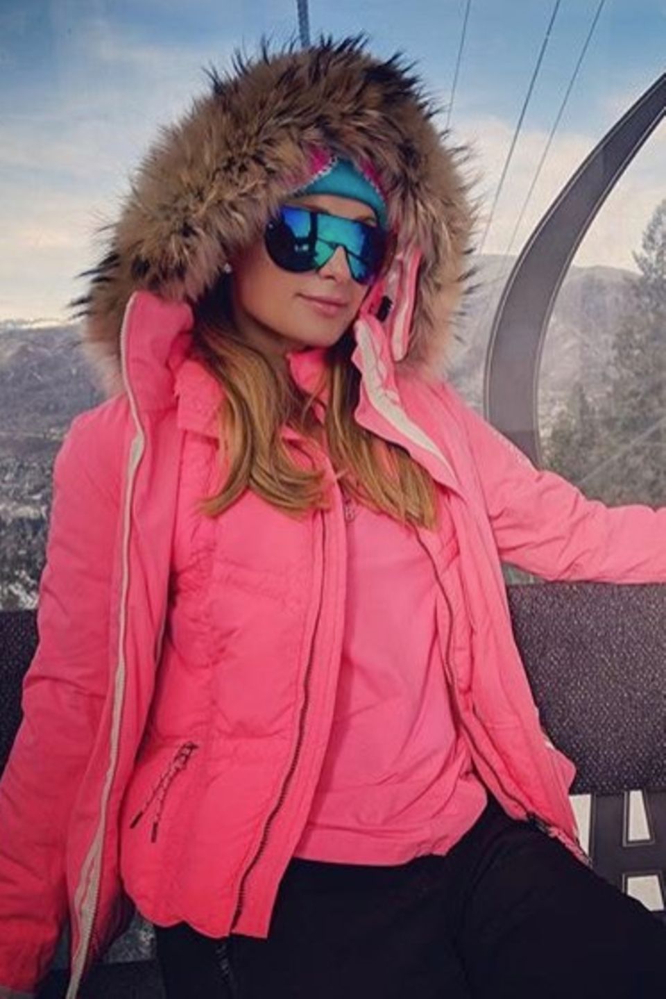 "Aspen Barbie", postet Paris Hilton. Im pinken Ski-Dress ist das It-Girl mit der Seilbahn unterwegs in die Skigebiete über der Kleinstadt Aspen. "Aspen Barbie", postet Paris Hilton. Im pinken Ski-Dress ist das It-Girl mit der Seilbahn unterwegs in die Skigebiete über der Kleinstadt Aspen.