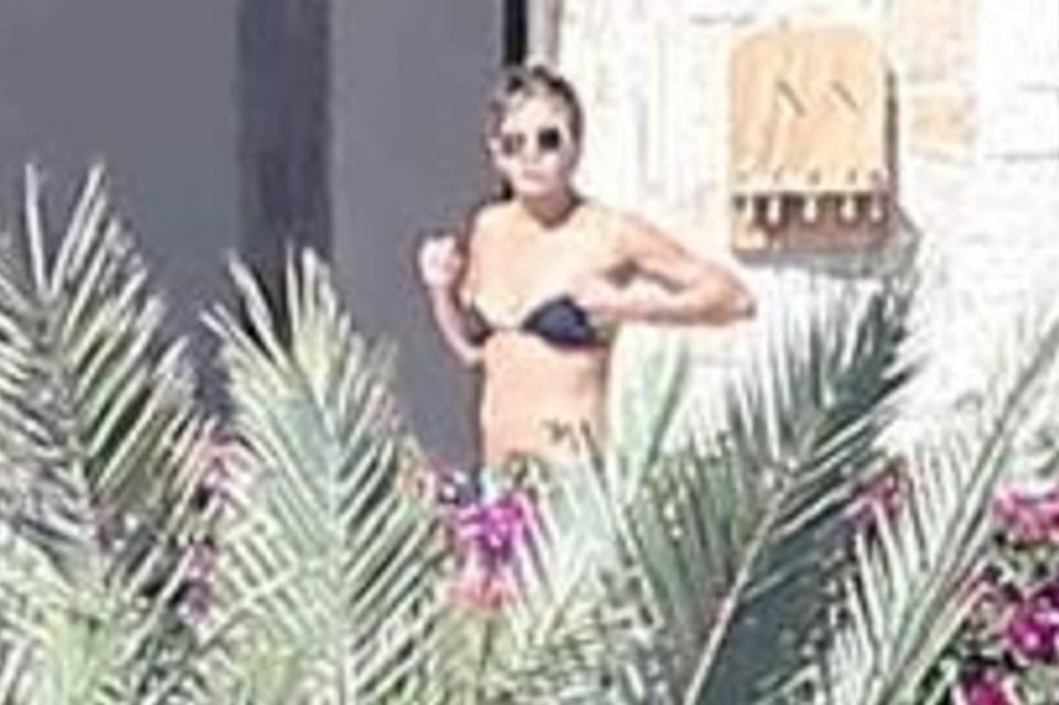 Jennifer Aniston + Justin Theroux: Jennifer Aniston sonnt sich alleine am Pool. Justin wiederum kommt erst dorthin, als sie schon wieder verschwunden ist. Jennifer Aniston sonnt sich alleine am Pool. Justin wiederum kommt erst dorthin, als sie schon wieder verschwunden ist.
