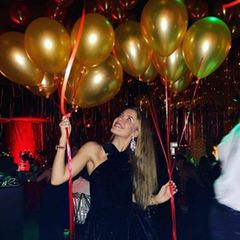In dem mit goldenen Luftballon geschmückten Club Olivia Valere macht Victoria Swarovski an Silvester Party. 