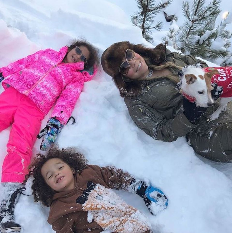 Mariah Carey und ihre Zwillinge machen Familienfotos im Schnee. Mariah Carey und ihre Zwillinge machen Familienfotos im Schnee.